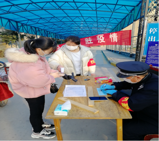 到一线肩并肩战疫情——辅导员孙倩文在社区参加疫情防控(1)463.jpg