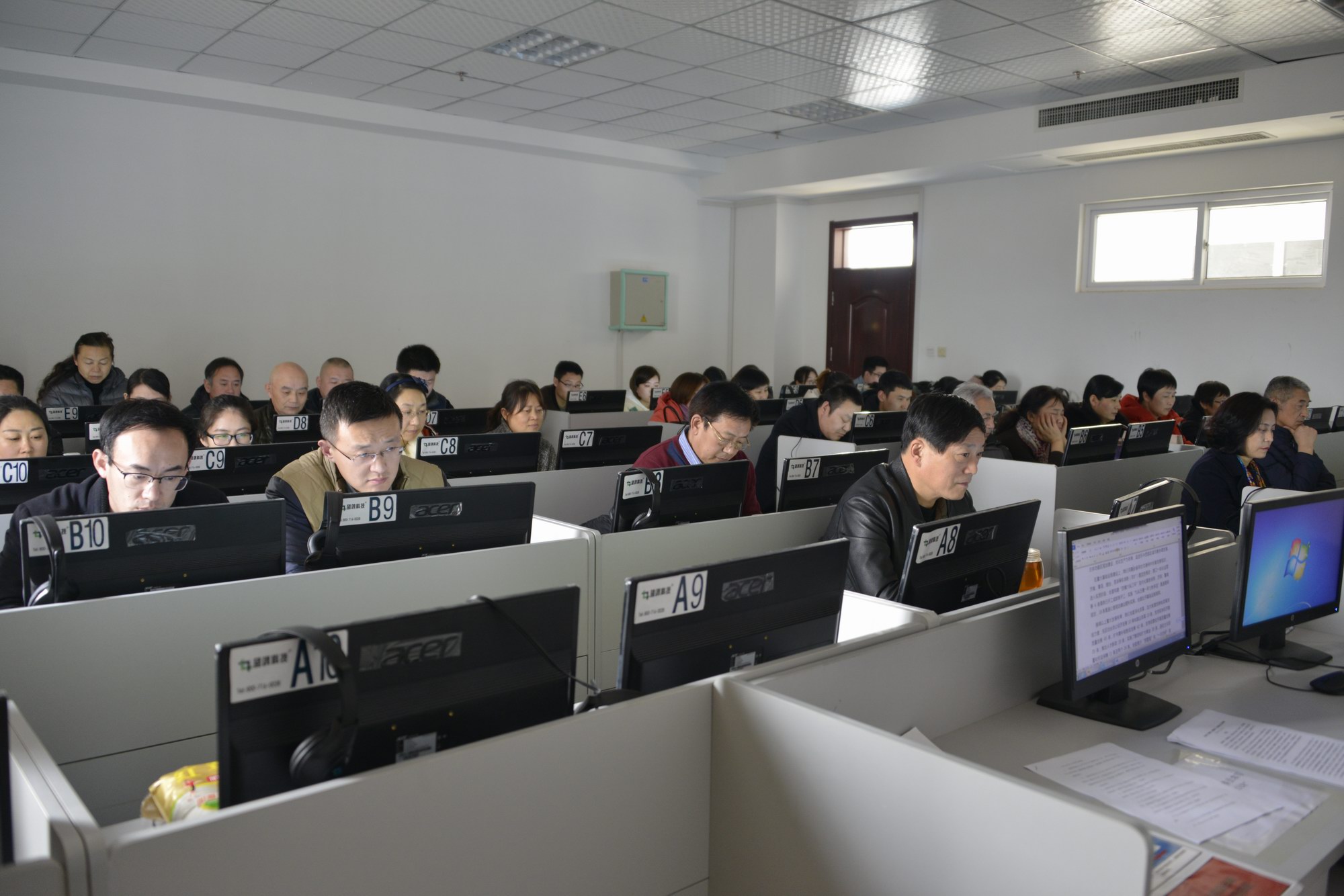 调整大小 10党委委员、机关党委专职副书记王建伦参加机关第三党支部学习讨论.JPG