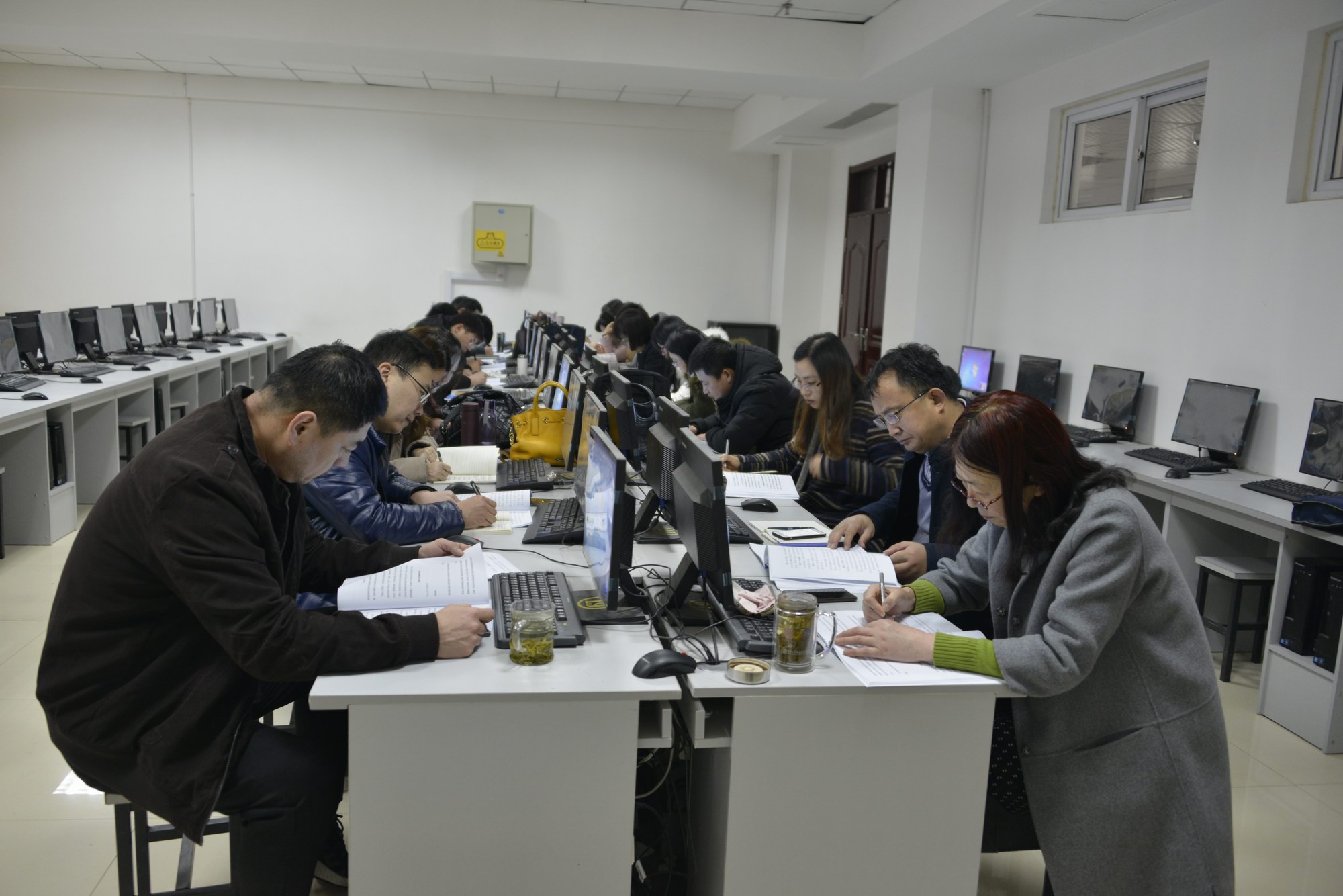 调整大小 07党委委员、副院长刘琳参加医学技术系学习讨论.JPG