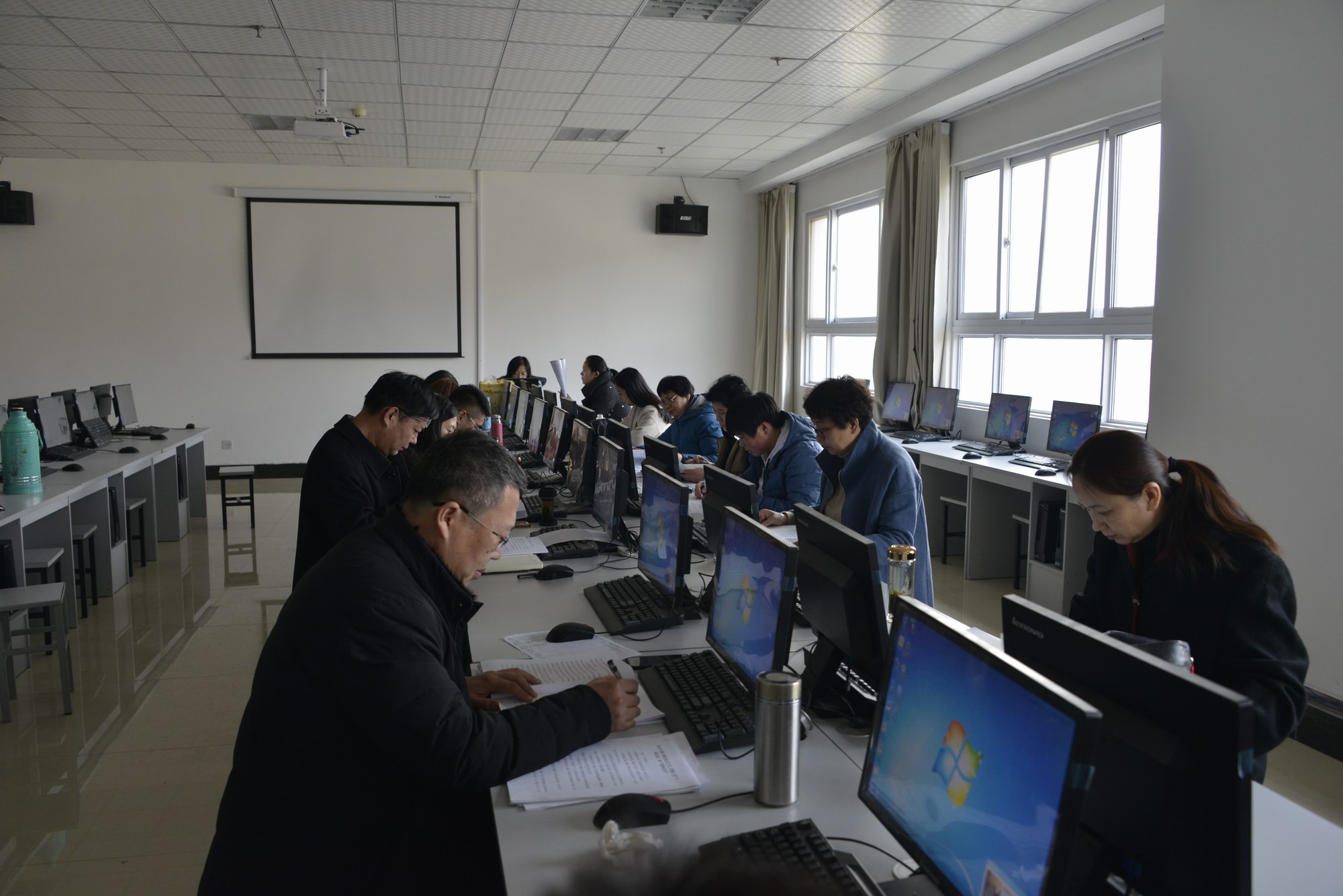 调整大小 11党委委员、总务处处长李波参加机关第四党支部学习讨论.JPG